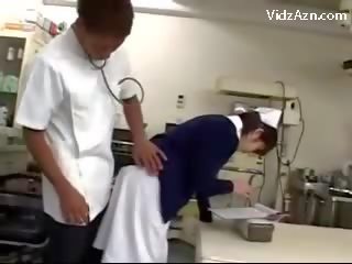 Sjuksköterska få henne fittor gnuggade av medicin människa och 2 sjuksköterskor vid den surgery