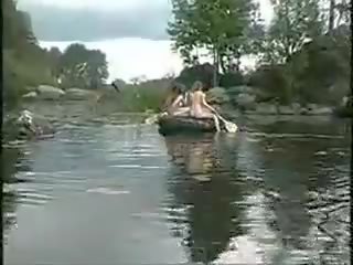 Tre attraente ragazze nuda ragazze in il giungla su barca per fallo caccia
