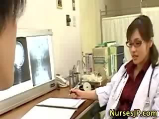 Asia woman medhis person digawe nggo tangan
