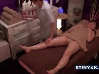 Dva elite azijke dekleta pri masaža studio