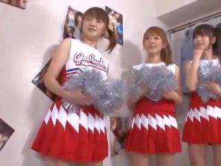 Kolme iso tiainen japanilainen cheerleaderit jakaminen mulkku