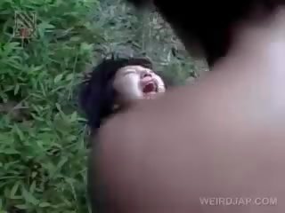 Frágil asiática chica consiguiendo brutalmente follada al aire libre